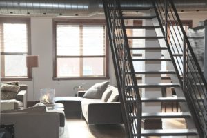 Moderní byt - mezonet - interiér - obývací pokoj - náklady na bydlení