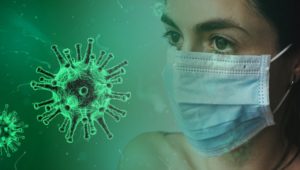 Pandemie koronaviru - žena s rouškou