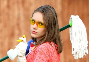 Žena s uklízecími prostředky - čištění - úklid - OVB čistí